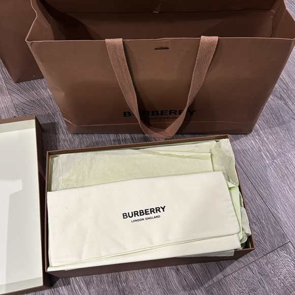 Burberry Logo Print Vintage Check. Size 43 $400 - Picture 2 of 4